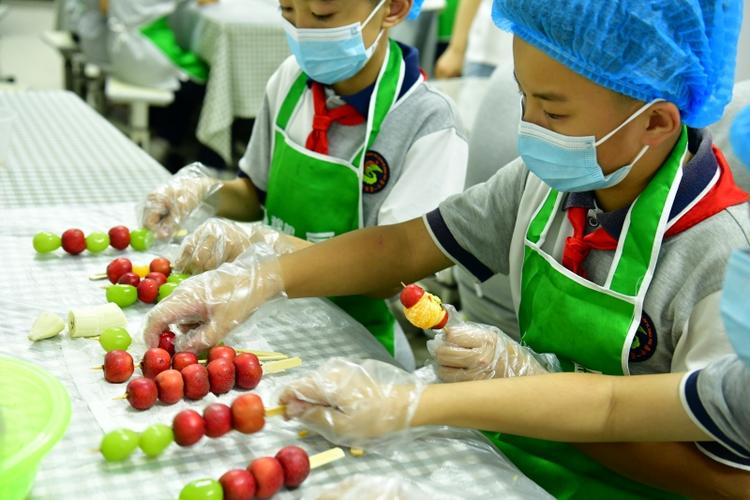 小学生自制冰糖葫芦