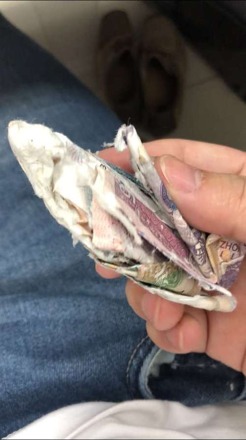 一百元被洗了有点白色了