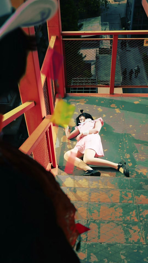 妹子cos死亡动作倒地