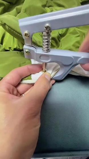 羽绒服摁扣掉了怎么修