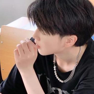 高冷男生真人头像缩略图