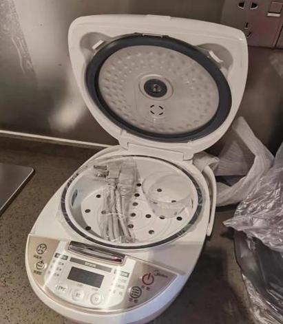 美的电饭煲上盖排气孔怎么拆