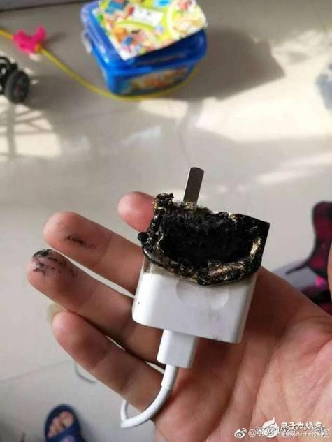 手机充电突然充电器烧了