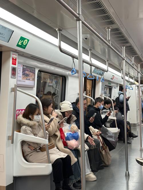 北京一个手机3个人坐地铁