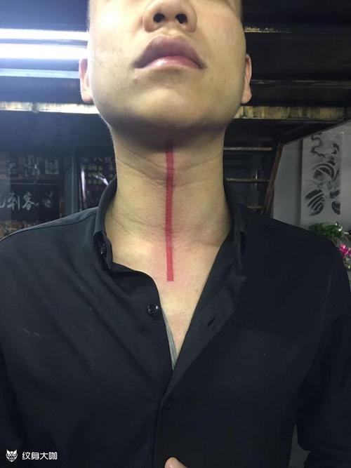 脖子上一条红线纹身