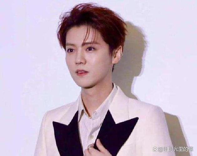男人发愉快的表情说明