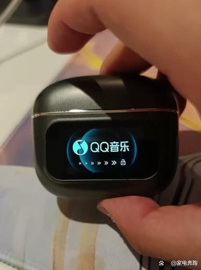 qq电话耳机戴着却是外放
