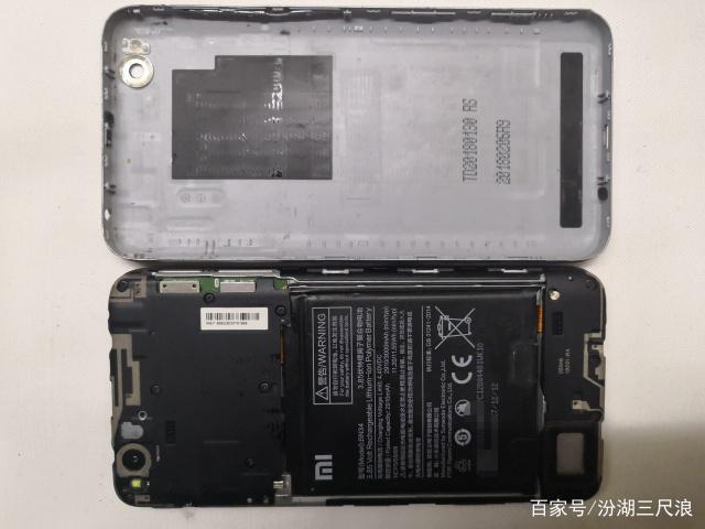 红米手机后盖拆卸方法