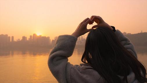 女生比心手势图片背影