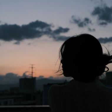 女生既伤感又有个性的图片