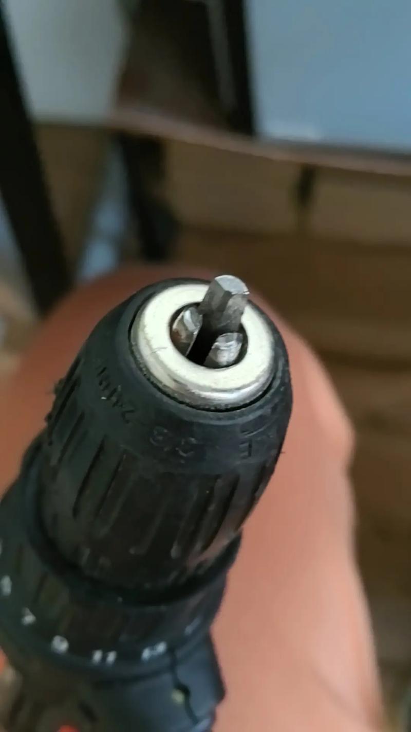 电钻夹头卡不牢怎么回事