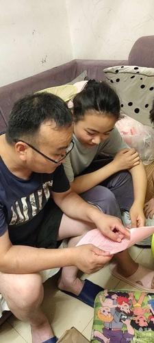 学生反抗家长唱哭全场