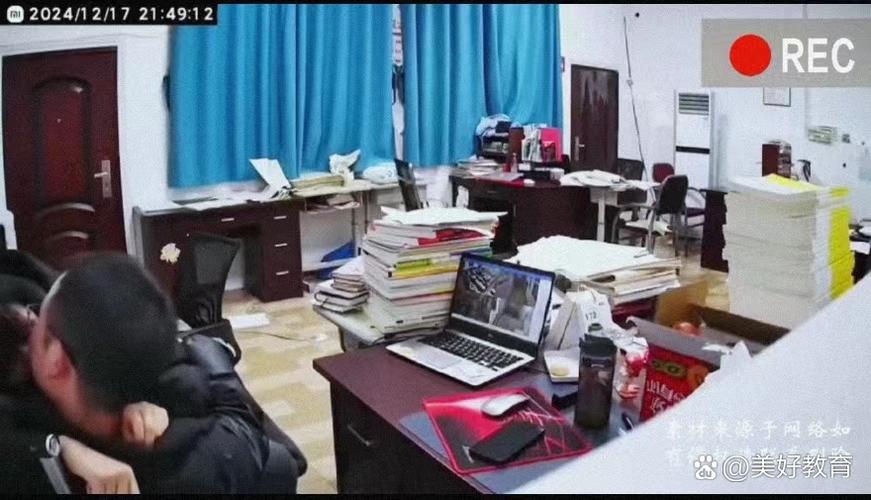 老师在办公室和学生吃饭