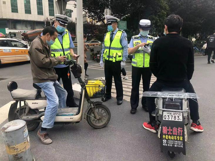 电瓶车带行李箱罚款吗