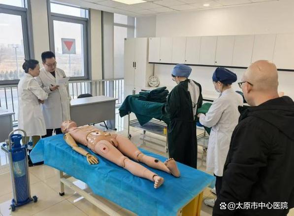 女医生给丁丁割皮手术过程