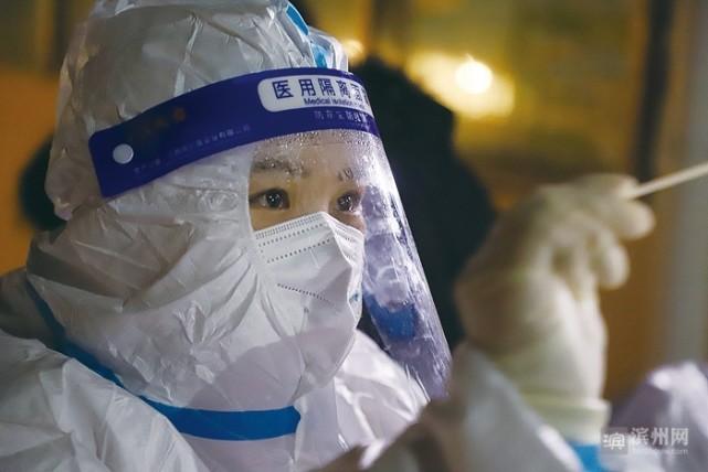 白衣女战士被打肚子跪地