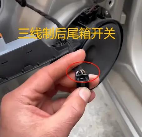 车后备箱怎么锁上