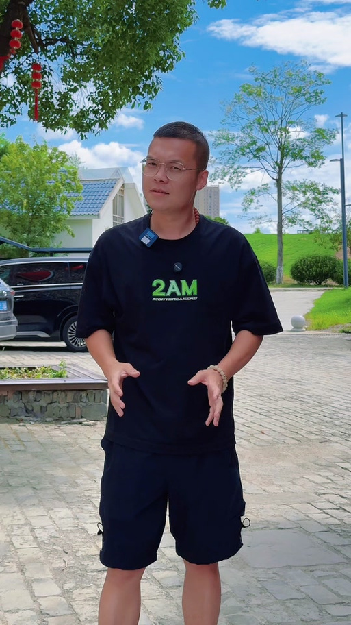 主播胸前挂的黑色方块是什么
