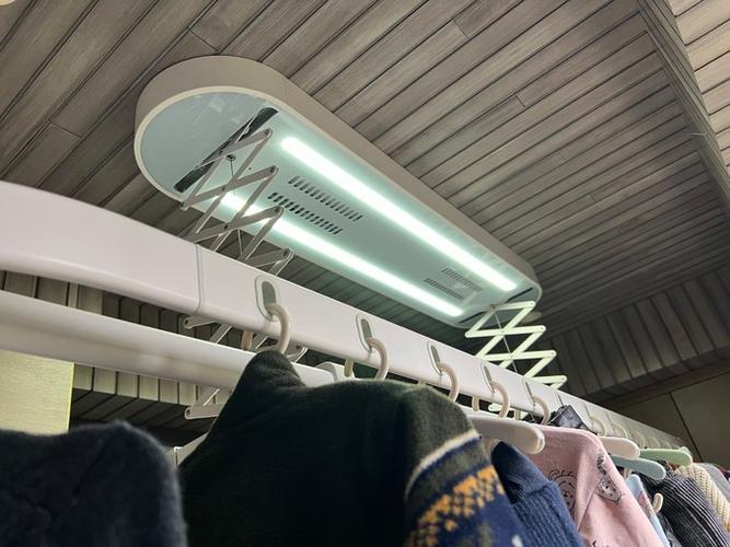 电动凉衣架移动摇控器更换电池安装