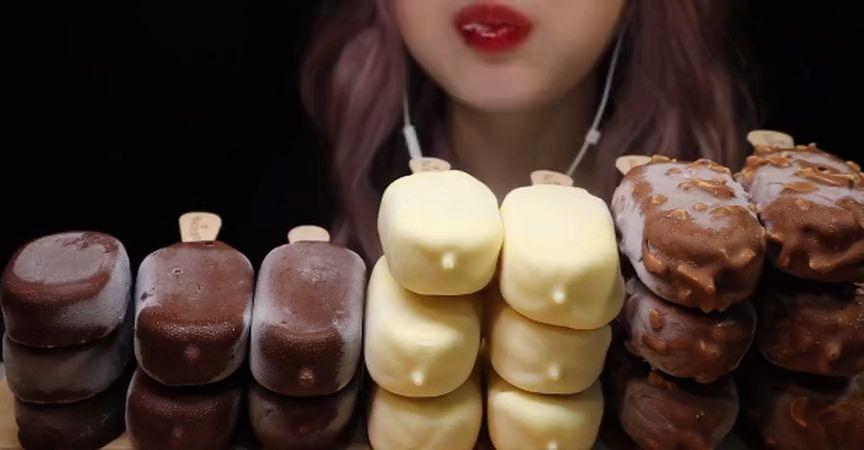 小姐姐吃脆皮冰淇淋