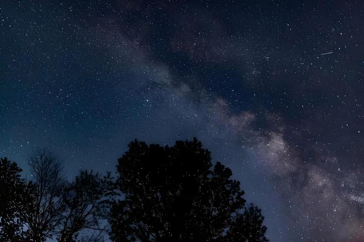 星星点点灯四方,一道银河水中央