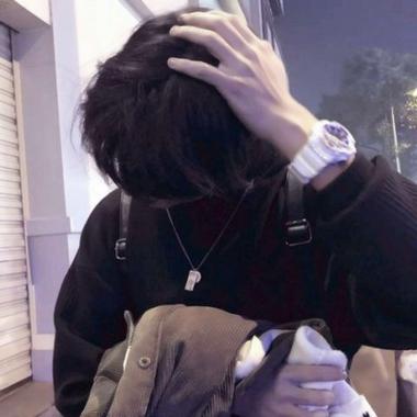 男生手机挡脸真实图片