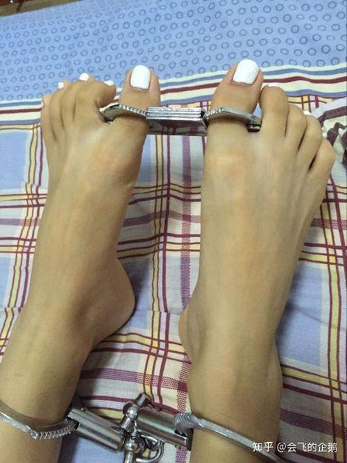 10个脚趾全部绑起来无法动弹