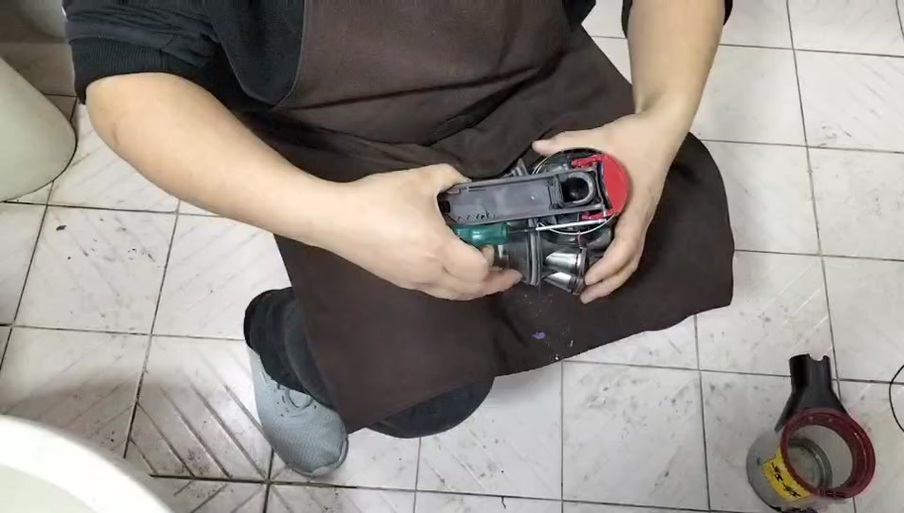 吸尘器充电一直闪红灯