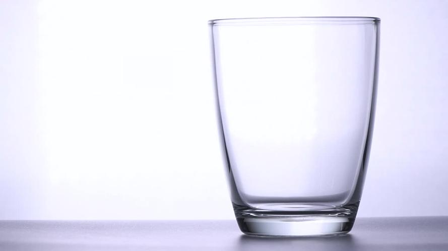 一个空杯子向一个空瓶子里面倒水