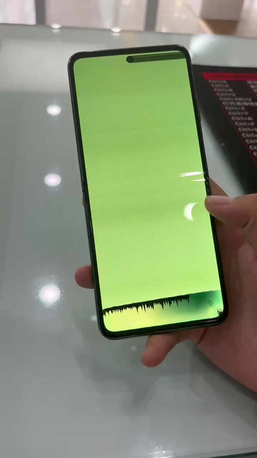 手机摔了出现绿色和白色条纹