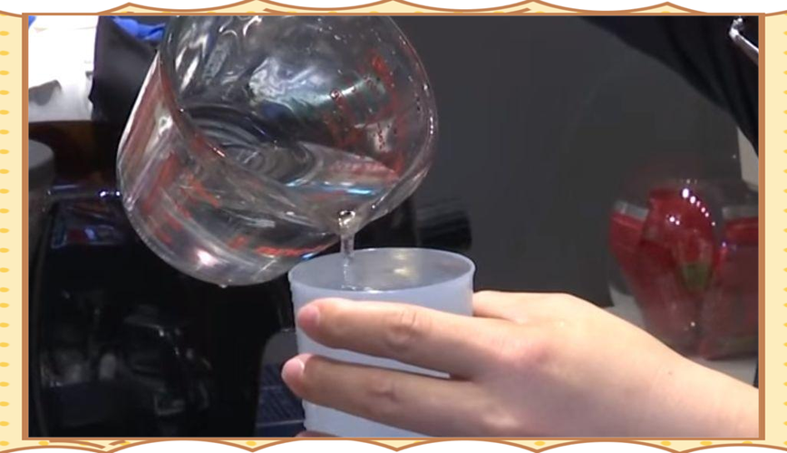 科学实验水杯倒满水