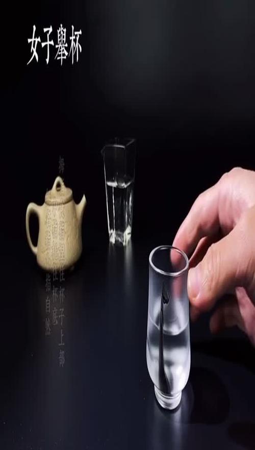 女士拿茶杯三龙护鼎