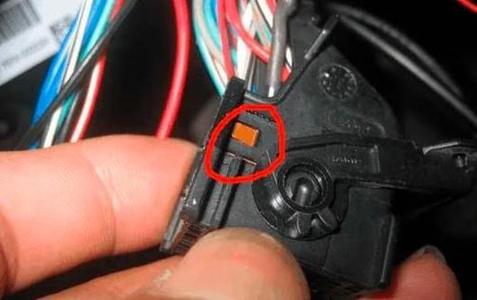 车一碰就响的报警器在哪安