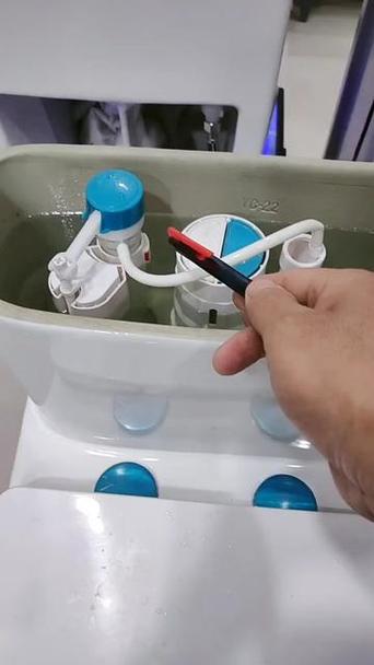 马桶冲完水后还有小水流在流