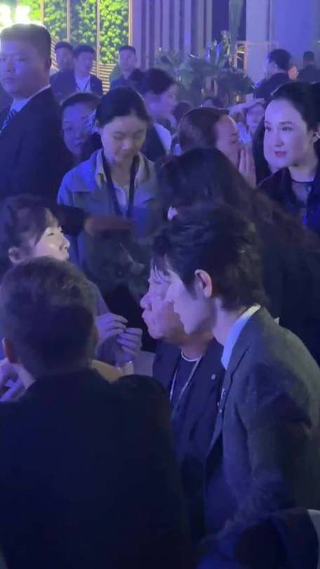 肖战郑晓龙白玉兰晚宴热聊