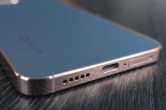 vivo s12手机有耳机插孔吗