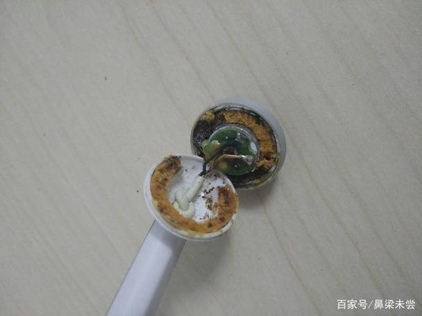 耳机有一股油臭味