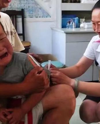 小朋友趴下打屁针哭了