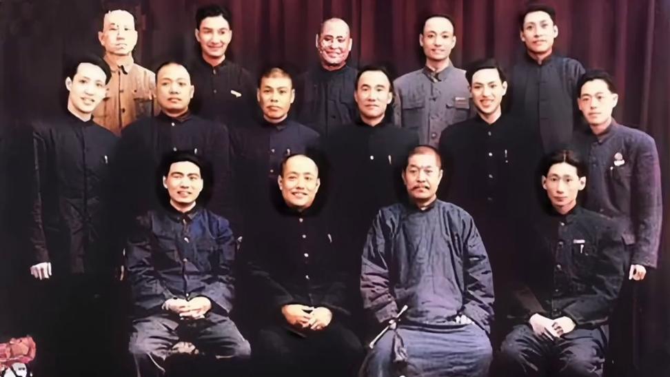 三个人合影怎么拍好看