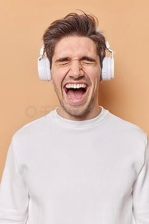 戴耳机说话听到自己声音
