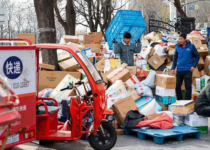 主角一开始是个送快递的游戏截图