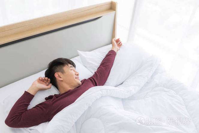 躺在房间的照片