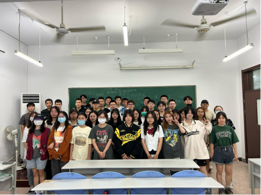 大学里同班同学交流多吗