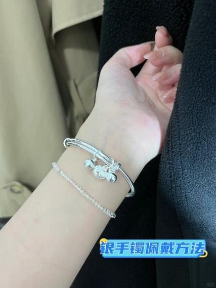 左手可以戴银手镯吗