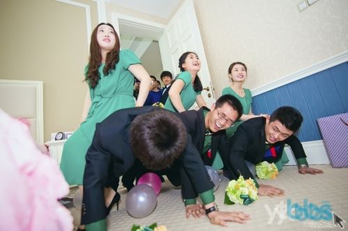 一个伴郎伴娘怎么做游戏