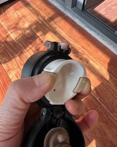 水杯盖如何拆开