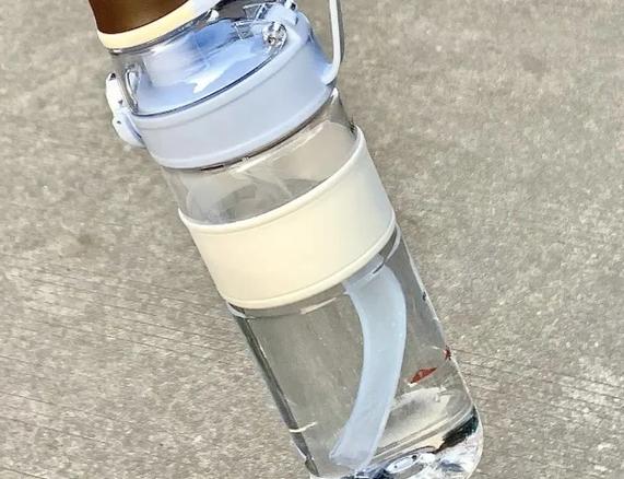 塑料杯能装100度开水吗