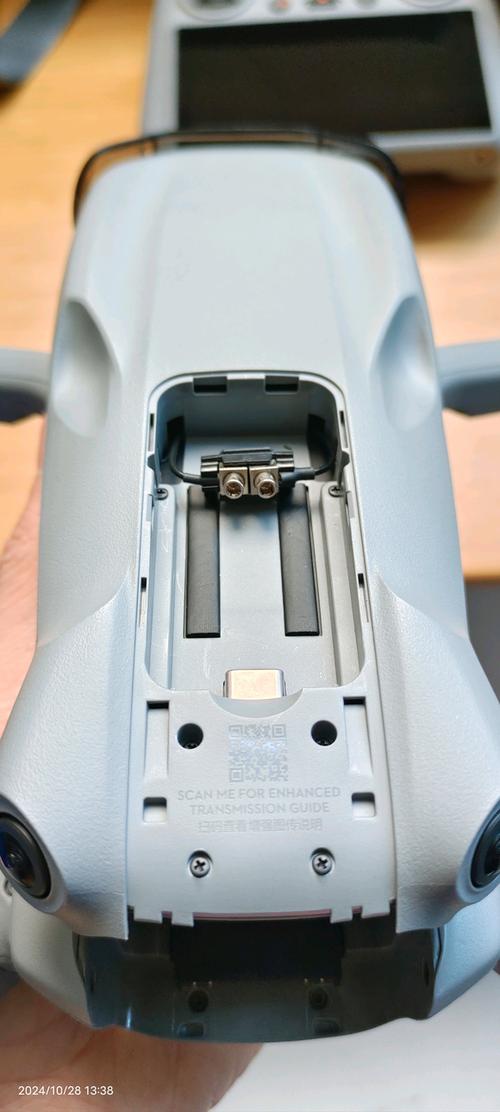 大疆air3s内存卡插在哪