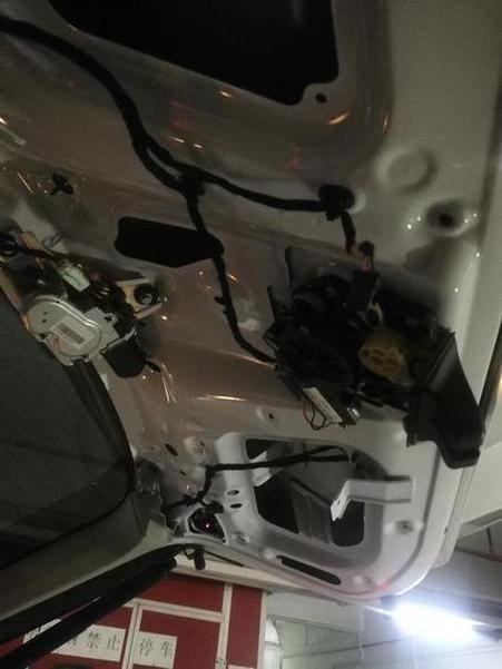 电动尾门弹一下不开游戏截图