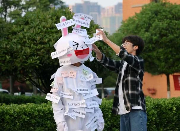 如何干净的撕下标签游戏截图
